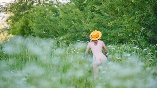 Le vélo naturiste ça existe : Découvrez les cyclistes à poil !